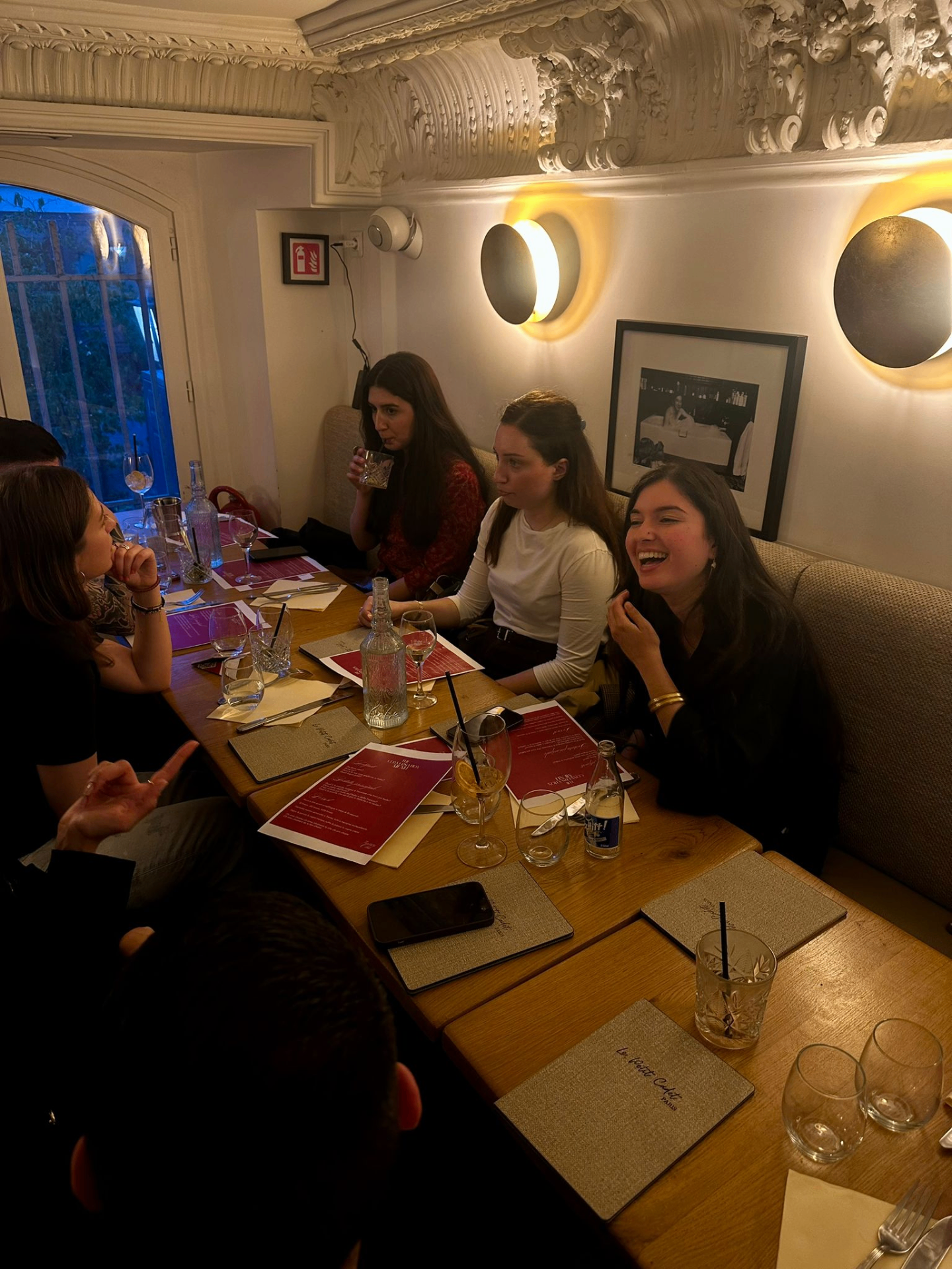 Salle à manger parisienne aux banquettes velours