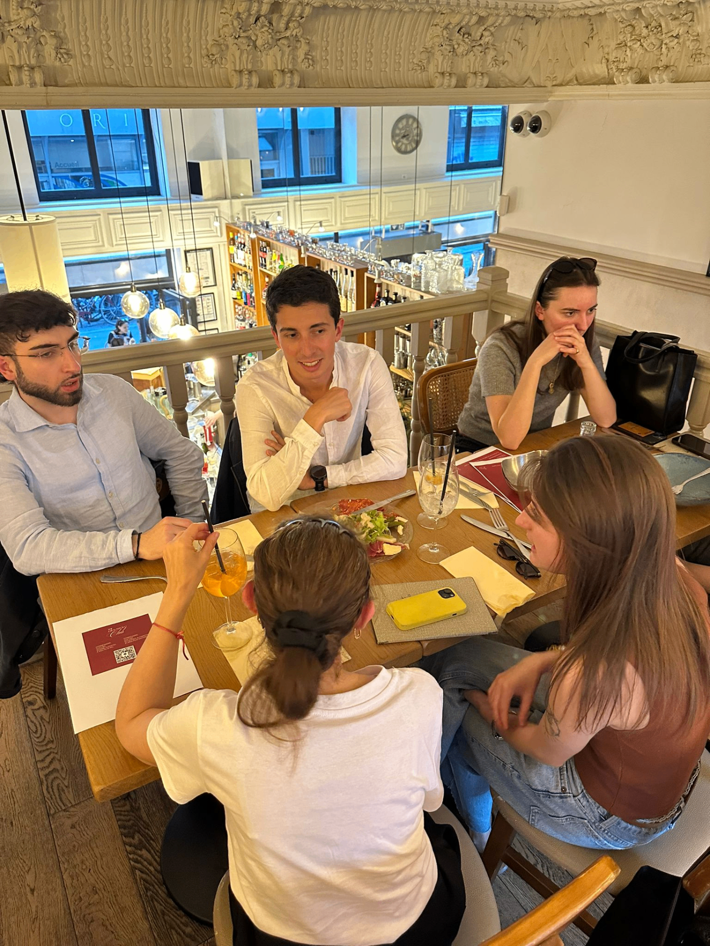 Discussion à table, The French-Italo Club